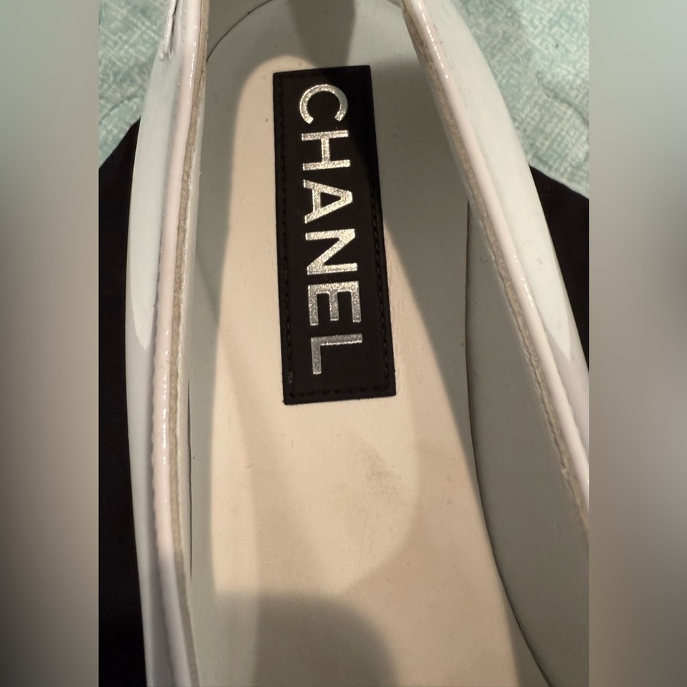 New CHANEL Black and White Patent Calfskin Heels 37.5 - Picture 11 of 16